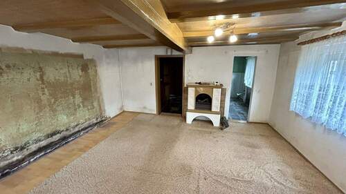 Wohnzimmer im Erdgeschoss mit Elektrokamin - 