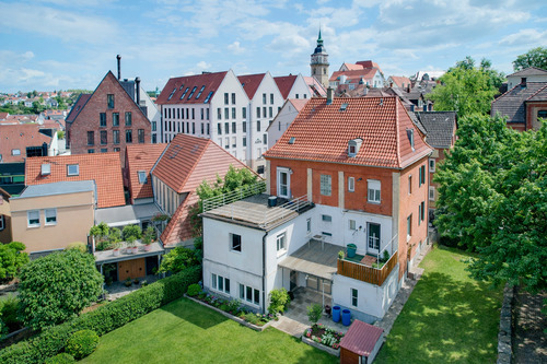 ChatGPT Image 11. Feb. 2026, 09_22_49 - Gepflegtes Mehrfamilienhaus in zentraler Lage ++ zwei Wohnungen leer++