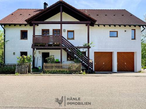 Außenansicht Front - Potenzialreiches Zweifamilienhaus in Waldrandlage zu verkaufen!