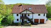 Außenansicht Front Vogelperspektive - 7 Zimmer Mehrfamilienhaus, Wohnhaus in Wüstenrot