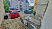 Terrasse mit PKW-Stellplätzen - 