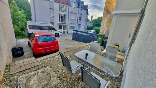 Terrasse mit PKW-Stellplätzen - 