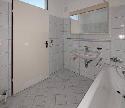 Originalaufnahme Innenliegendes Badezimmer - 