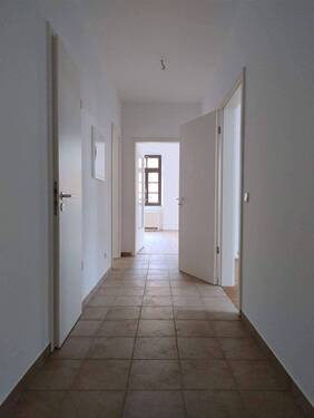 Flur mit Blick zum Wohnzimmer - 