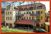 Hausrückseite mit Wohnung im 1.OG - 1.OG mit sonnigem Balkon! Sogar ein Weinkeller ist dabei...Dazu Esszimmer, Gäste-WC. Weinkeller und Stellplatz im Carport vorhanden