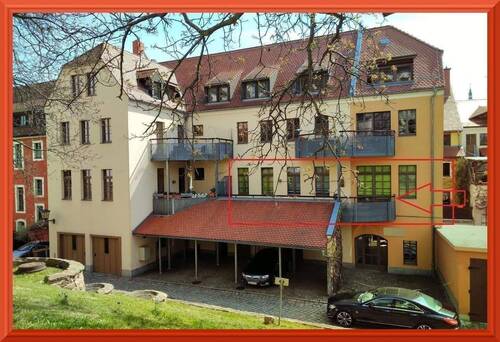 Hausrückseite mit Wohnung im 1.OG - 1.OG mit sonnigem Balkon! Sogar ein Weinkeller ist dabei...Dazu Esszimmer, Gäste-WC. Weinkeller und Stellplatz im Carport vorhanden