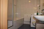 ........ mit Wanne und Dusche - 