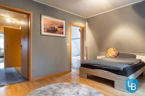 Schlafzimmer DG mit Zugang zum Wannenbad - 