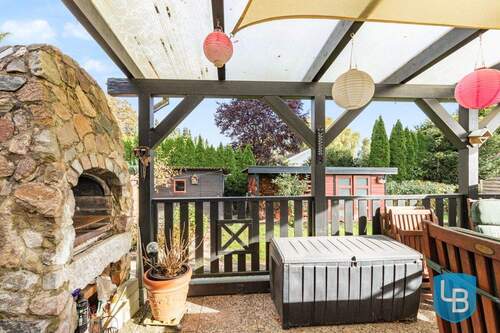 Überdachter Sitzplatz mit Grillkamin/ Gartenkamin - 