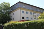 Hausansicht Eingangsseite - 3 Zimmer Etagenwohnung zum Kaufen in Fürth