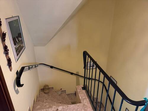 Flur mit Treppenaufgang OG - 