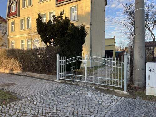 Zugang Grundstück - Mehrfamilienhaus, Wohnhaus mit 347,00 m&sup2; in Gotha-Siebleben zum Kaufen