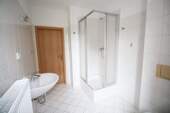 Bad mit Dusche - 