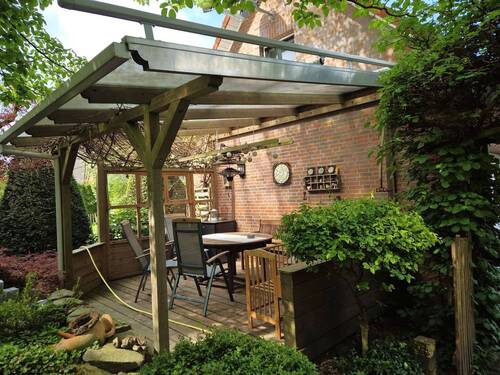Terrassenüberdachung im Garten - 