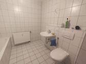 Badezimmer mit Wanne und Dusche - 