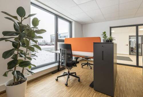 Büroarbeitsplatz - Neubau-Gewerbe in Bruckmühl: Fester Schreibtischplatz mit WLAN & Meetingraum