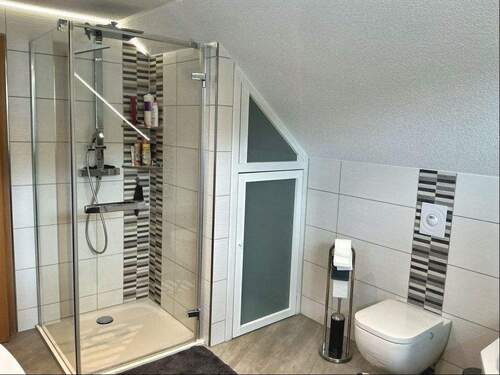 Bad mit Dusche und Wanne DG - 