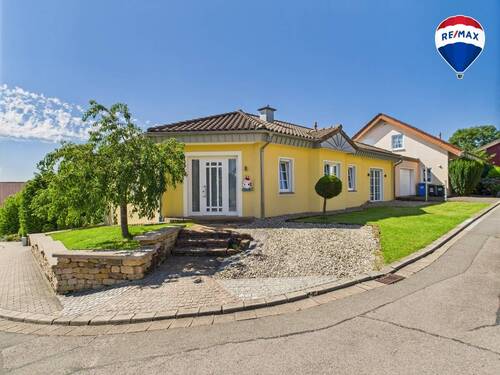 RE/MAX Immobilien DeLux Bungalow Nonnweiler - 3 Zimmer Einfamilienhaus zum Kaufen in Nonnweiler