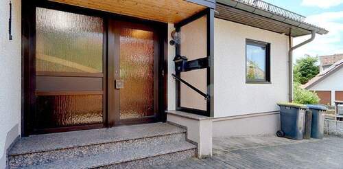 Hauseingang - 6 Zimmer Mehrfamilienhaus, Wohnhaus in Reutlingen