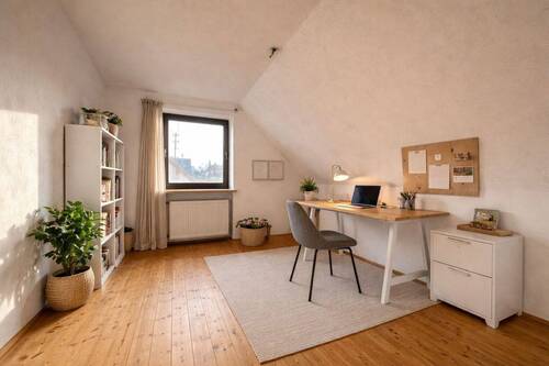 Beispielbild Schlafzimmer 1 DG als Büro nach Sanierung - 