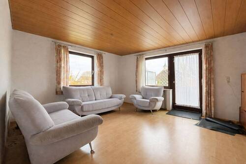 Wohnzimmer Erdgeschoss - 8 Zimmer Einfamilienhaus zum Kaufen in Dinkelscherben