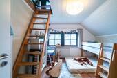 Kinderzimmer mit Zugang zum Dachgeschoss - 