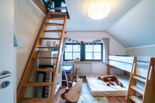 Kinderzimmer mit Zugang zum Dachgeschoss - 