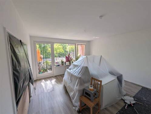 Wohnzimmer mit Balkon - 2 Zimmer Etagenwohnung zur Miete in Reinbek