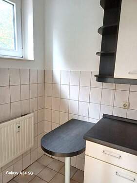 separate Küche mit Fenster und Esstresen - 