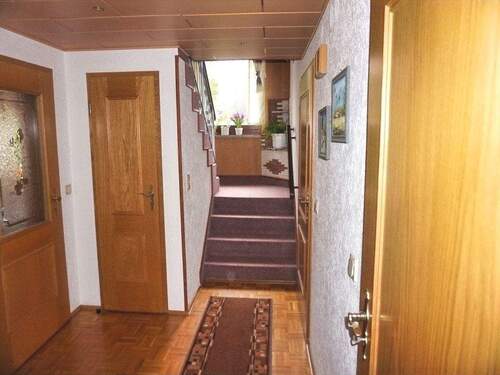 Aufgang OG und Zugang zum Keller - 