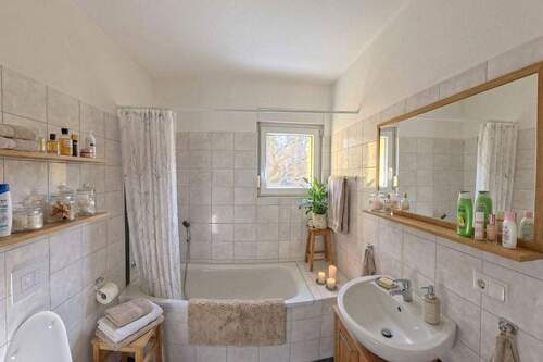 Bad mit Wanne-(Deko visualisiert) - 