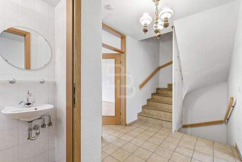 Heller Eingangsbereich - Leerstehend, charmant und bereit für neue Geschichten!