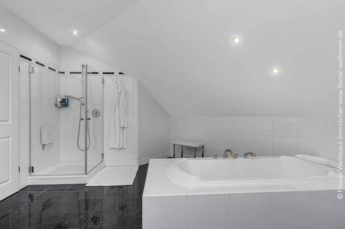 ... mit Badewanne und Dusche ... - 