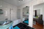 1. OG Bad mit Badewanne - 
