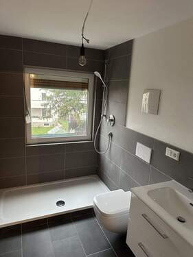 Tageslicht-Badezimmer - 3 Zimmer Etagenwohnung zur Miete in Ludwigsburg / Pflugfelden