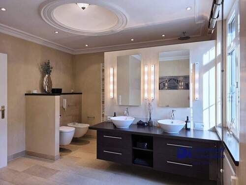 Badezimmer mit Dusche und Wanne EG - 