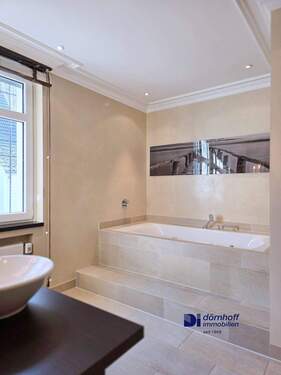 Badezimmer mit Dusche und Wanne EG - 