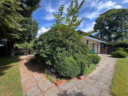 Blickwinkel Gartenzugang und Terrasse - Bungalow mit 136,00 m&sup2; in Flensburg zum Kaufen