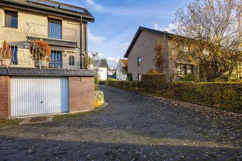 Auffahrt und Garage - 