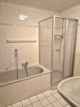 Bad mit Dusche und Wanne - 