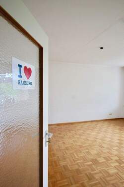 Blick ins Wohnzimmer mit Parkett - 