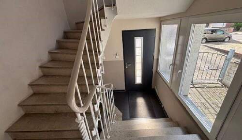 Treppenhaus + Eingang - 