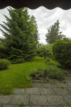 Blick von Terrasse in Garten - 5 Zimmer Doppelhaushälfte zum Kaufen in München