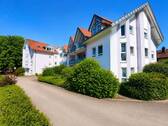 Haus ansicht Parkplatz - Bezugsfreie 3-Zimmer-Erdgeschosswohnung mit Terrasse und zwei Stellplätzen