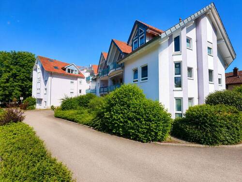 Haus ansicht Parkplatz - Bezugsfreie 3-Zimmer-Erdgeschosswohnung mit Terrasse und zwei Stellplätzen