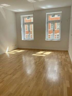  Wohnzimmer - ATTRAKTIVE WOHNUNG mit PARKETT, FUßBODENHEIZUNG, BALKON, GÄSTE WC SOWIE MODERNEM BAD!!!