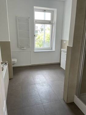 Tageslichtbad mit Wanne u. Dusche - 