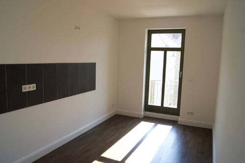 Küche m. Zugang z. Balkon - 