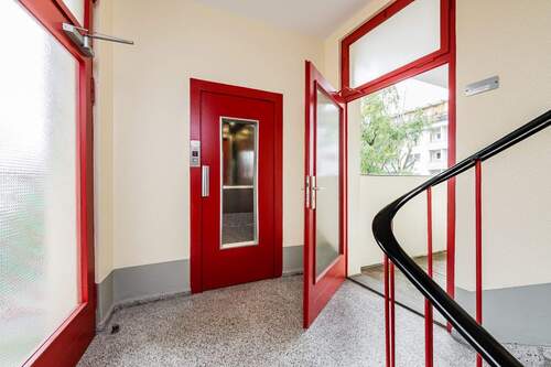Treppenhaus - 2 Zimmer Etagenwohnung zum Kaufen in Berlin