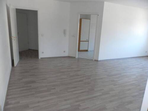 Wohnzimmer - 3 Zimmer Etagenwohnung zur Miete in Neukirchen/Erzgebirge